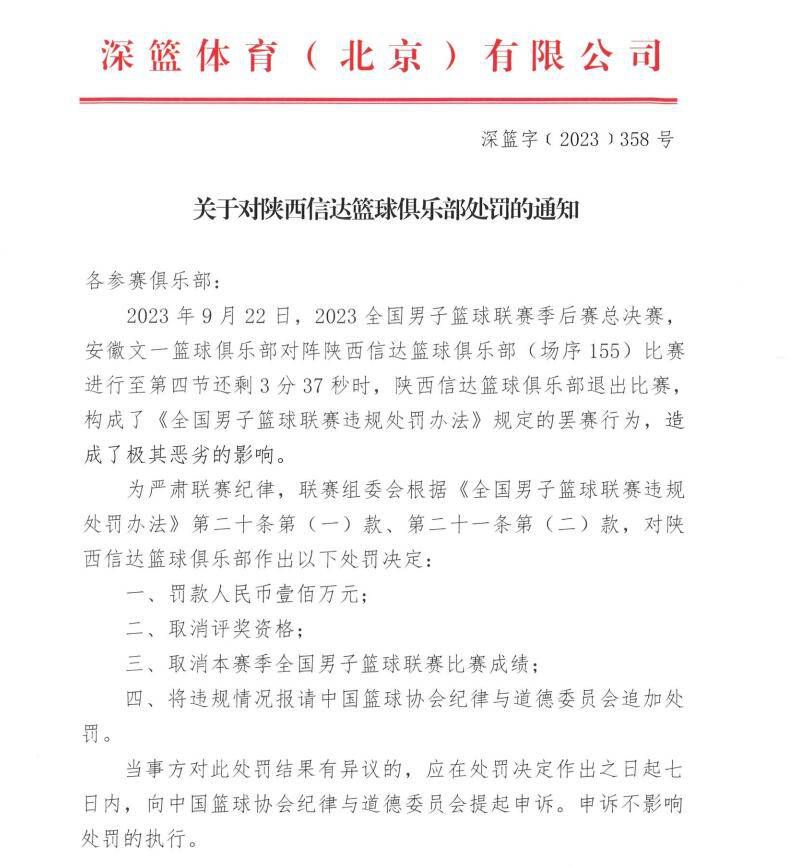 半列火车驶过后，摄影镜头随着火车移动。